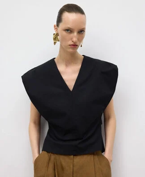 Puffed sleeve black top woman