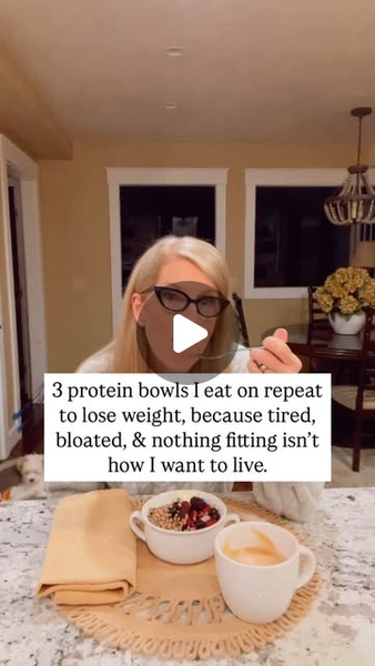 Emily. Women 45+ Weight Loss Coach on Instagram: "3 high-protein bowls with 400 calories that actually help you lose fat—because starving isn’t a strategy. 🙌🏻

Women over 45 come to me when they’re tired of feeling bloated, stuck & frustrated with their weight. I teach them how to eat real food, get real results & finally lose weight without the diet B.S.

📌 Hit FOLLOW @nutritioncoaching365 for more easy, balanced meals that make fat loss simple.

SAve & ShARe 🥰

🥇 Buffalo Chicken Power Bowl (40g protein)
	•	5 oz grilled chicken
	•	½ cup cauliflower rice
	•	¼ cup shredded lettuce
	•	¼ cup diced tomatoes
	•	1 tbsp reduced-fat blue cheese
	•	1 tbsp buffalo sauce
	•	1 tbsp light ranch

🔥 Macros: 400 cals | 40g protein | 16g carbs | 13g fat

🥈 Spicy Shrimp Taco Bowl (40g protein)
	•	6 oz shrimp
	•	½ cup cooked jasmine rice
	•	½ cup shredded cabbage
	•	2 tbsp Greek yogurt
	•	1 tsp sriracha
	•	½ lime, juiced
	•	½ tsp chili & garlic powder

🔥 Macros: 400 cals | 40g protein | 38g carbs | 8g fat

🥉 Teriyaki Beef & Veggie Bowl (40g protein)
	•	5 oz extra-lean ground beef (96/4)
	•	½ cup steamed broccoli
	•	¼ cup shredded carrots
	•	½ cup riced cauliflower
	•	1 tbsp low-sodium teriyaki sauce
	•	1 green onion, chopped

🔥 Macros: 400 cals | 40g protein | 22g carbs | 10g fat

💬 COMMENT “RESULTS” & I’ll send you my Real Food, Real Results recipe book!

Supporting your Success, Emily

#fatlossmeals #proteinbowls #balancednutrition #easyrecipes #dinnerideas #lunchideas #highprotein"