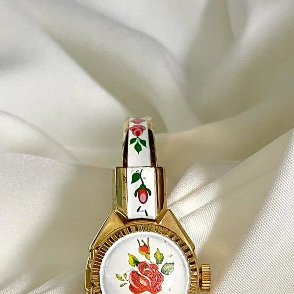 Miss Minute | Vintage Watches on Instagram: "RARE Curtis Peek a Boo 💐

🪞Wrist size: 18 cm stretches up to 20 cm
🪞 Diameter 17mm
🪞 Quartz movt

💰 SOLD to Miss Eli"