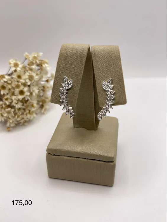 Brinco ear cuff folhas cravejadas 