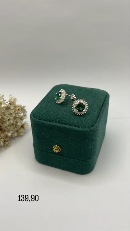 Brinco tipo flor pedras zircônias verde e brancas