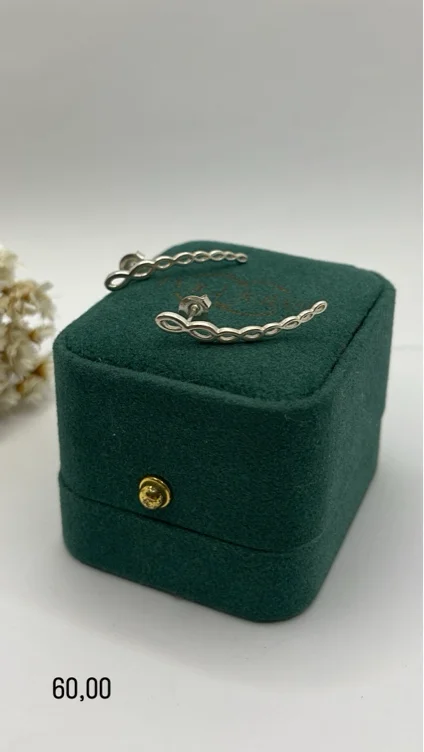 Brinco ear cuff detalhes vazados 