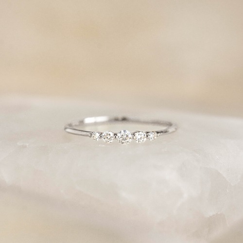 Graduated Diamond Ring White Gold - Dahlia