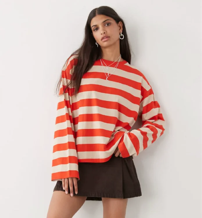 Monki - T-shirt oversize rayé à manches longues avec fentes latérales - Rouge et beige