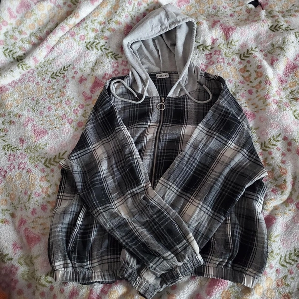 Grey and black plaid zipup hoodie 
#plaid #grunge