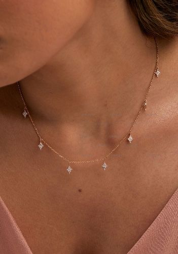 Goldene Choker-Kette mit vielen Anhängern