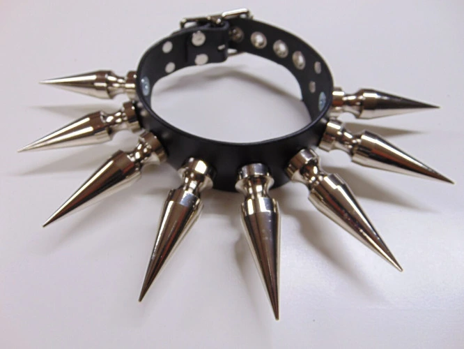 Giant Spiked Choker