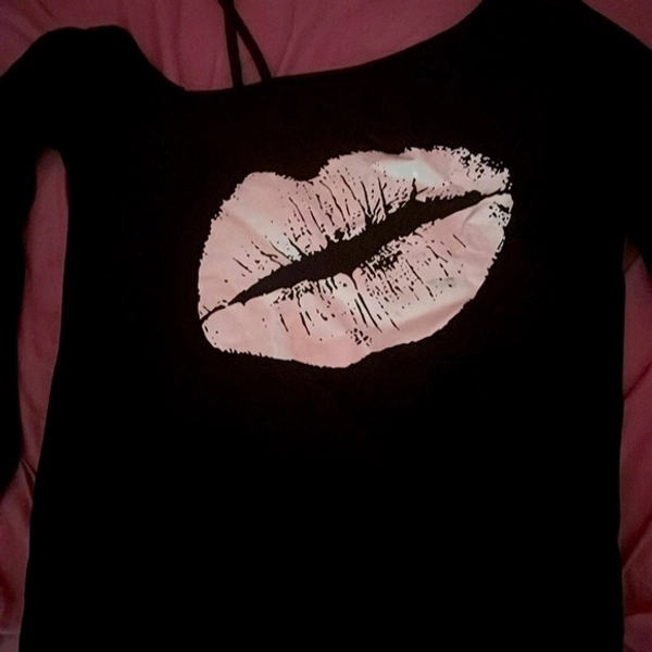 A cute off the shoulder long sleeve top white kiss in the middle