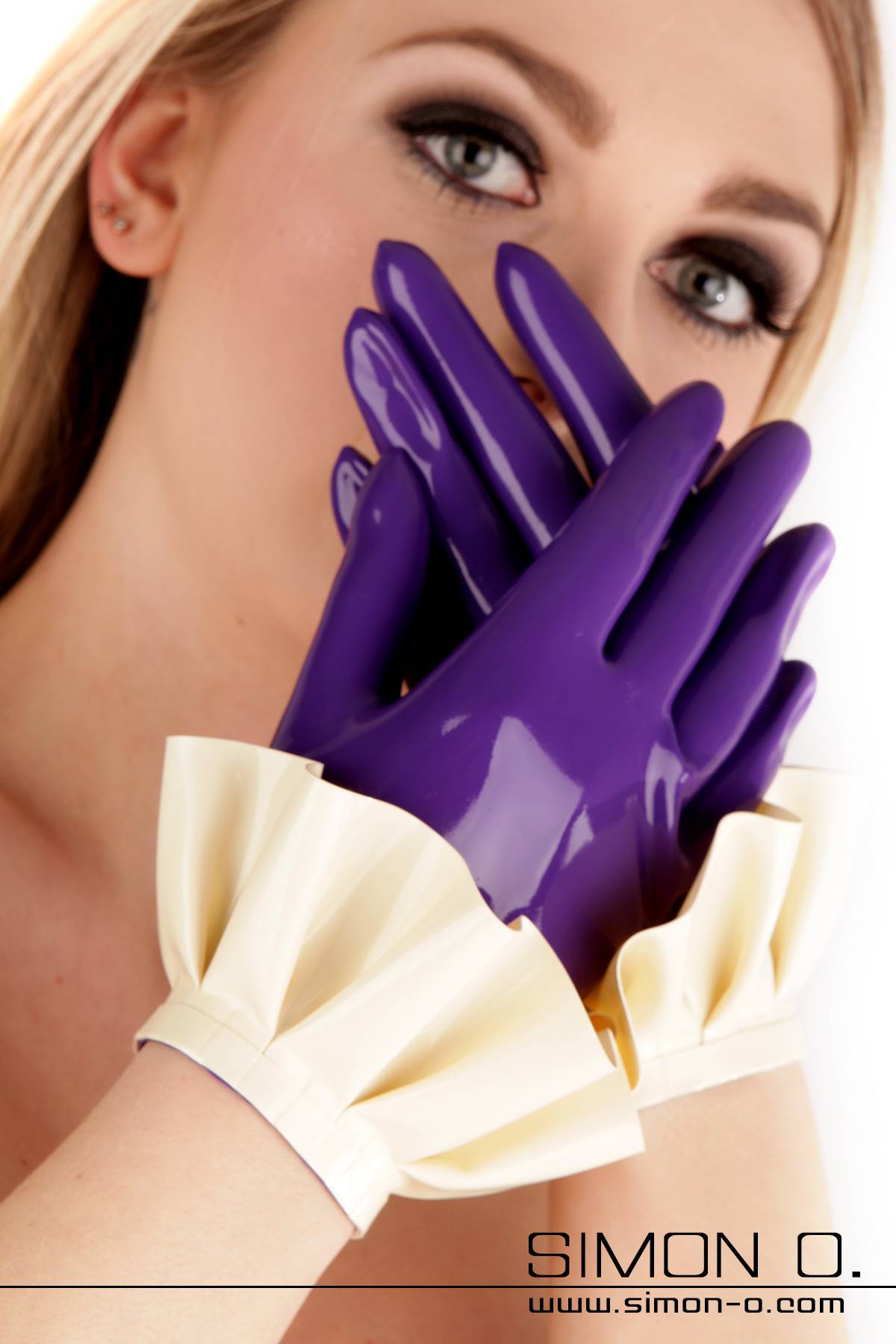 Short Latex Gloves with Ruffles