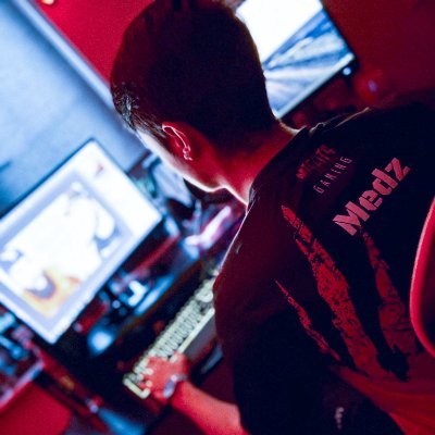 Throne profile picture for @medz