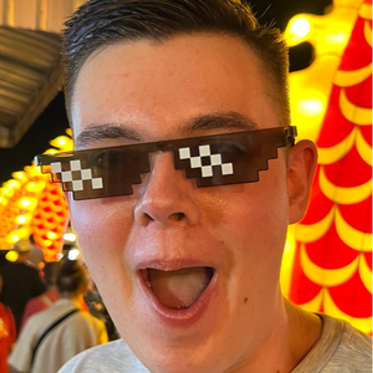 Throne profile picture for @optical