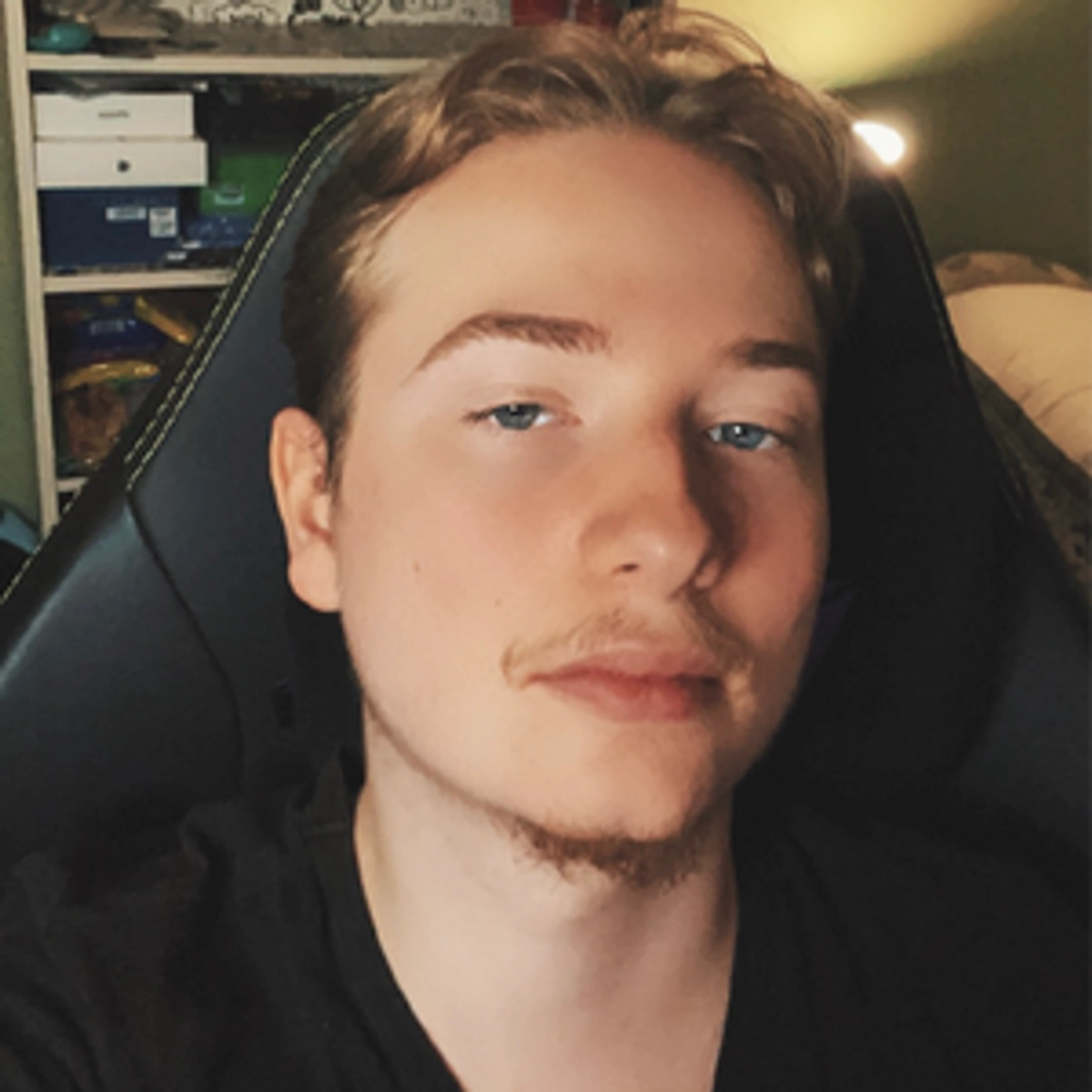 Throne profile picture for @crossing