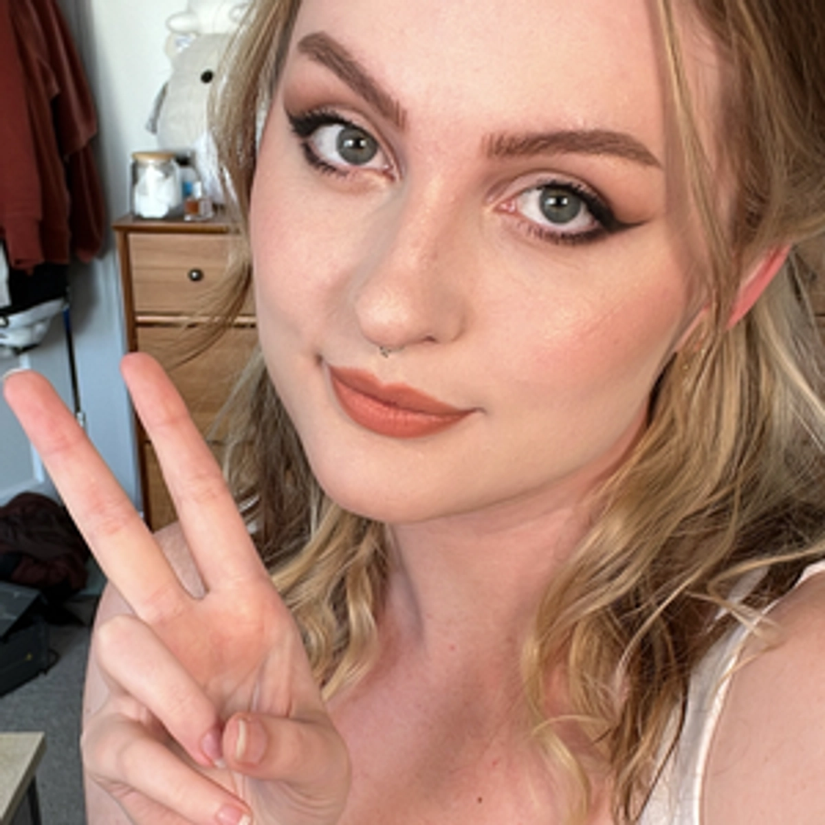 Throne Pluto Storefront