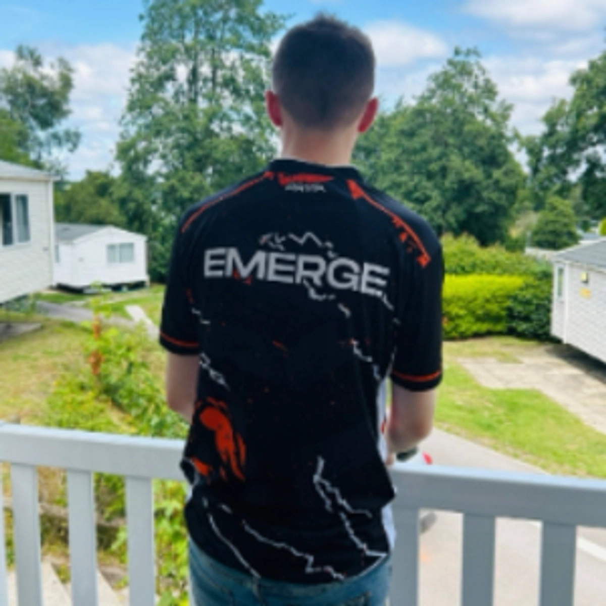 Throne profile picture for @emerge