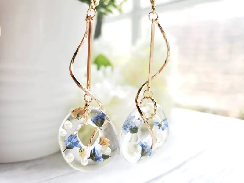 Real flower earrings, pressed floral resin earrings, white and blue dried flower earrings