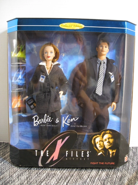 X-Files - Barbie &amp; Ken Fight the Future - Barbie Doll as Scully - Ken as Mulder
