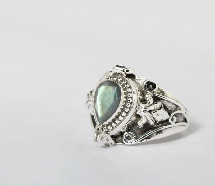 Labradorite poisoners ring, US 5,