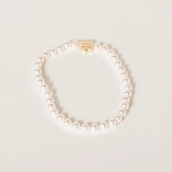 Metal necklace with pearls