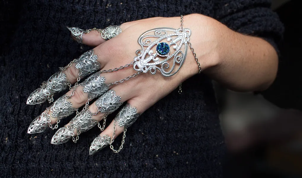 Hand Armour - As Worn by Lisa Maffia - Silver Claw Rings - Nail Jewellery - Cosplay Armor - Halloween Costume - Full finger ring