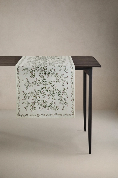 CHRISTMAS HOLLY LEAF TABLE RUNNER