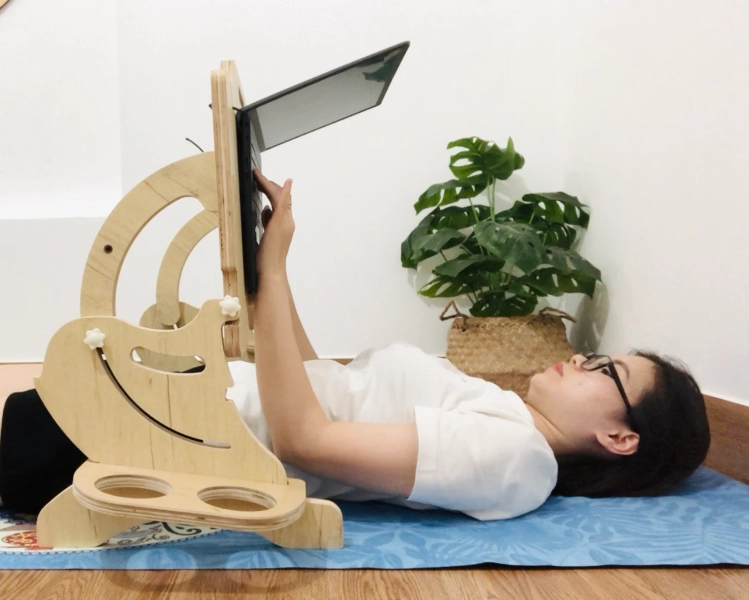 Laptop Desk Designed For Lying Down Sitting Posture, Helping To Relax The Neck & Back, Various Positions: Sitting Lying On Bed, Sofa, Floor