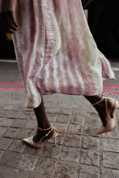 PANTOFI DECUPAȚI LA SPATE CU TOC ȘI EFECT DE LAC