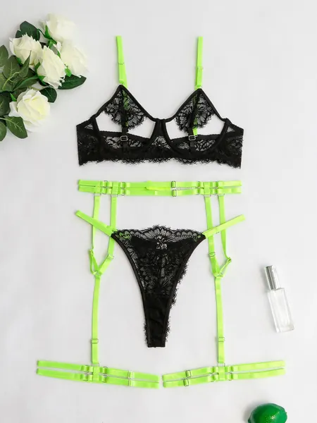 Plus Floral Lace Underwire Garter Lingerie Set