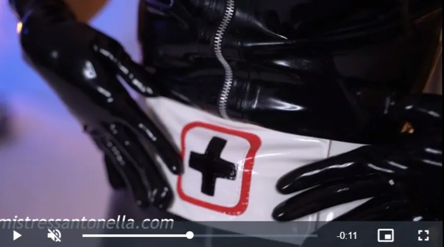 Red Moulded Short Latex Gloves | Black / M