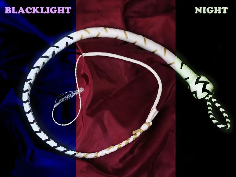 Fouet BDSM court phosphorescent | Sensuel et Marquant