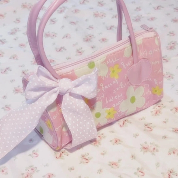 pink mini purse/ makeup bag 🤍 had an adorable pink...