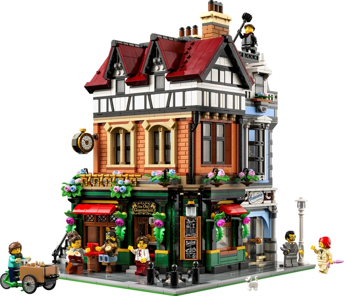 Tudor Corner 10350 | LEGO® Icons | Buy online at the Official LEGO® Shop US 