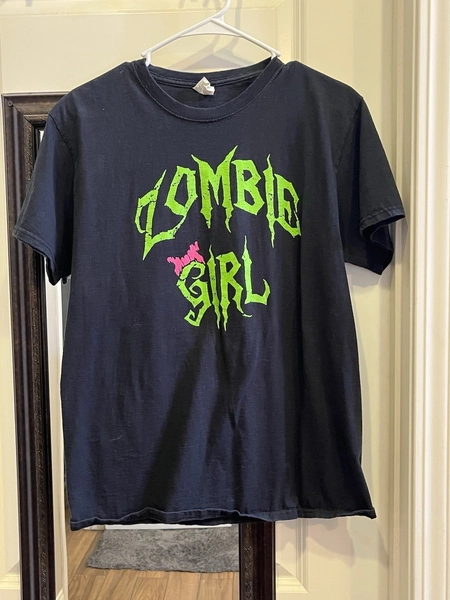 Zombie Girl Fruit of The Loom Tshirt Women’s Size Medium