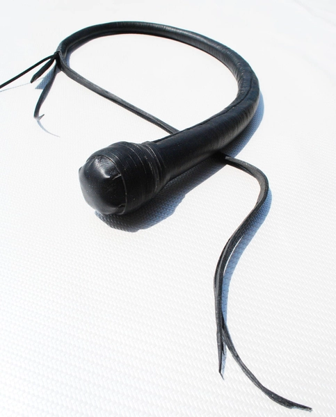 Smooth black SM whip in kangaroo leather