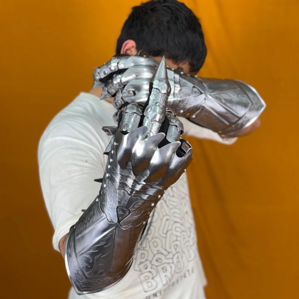 Nazgul-Inspired Etched Gauntlet Gloves | Medieval Cosplay Armor | Gothic Fantasy Costume | Perfect Halloween & LARP Gift