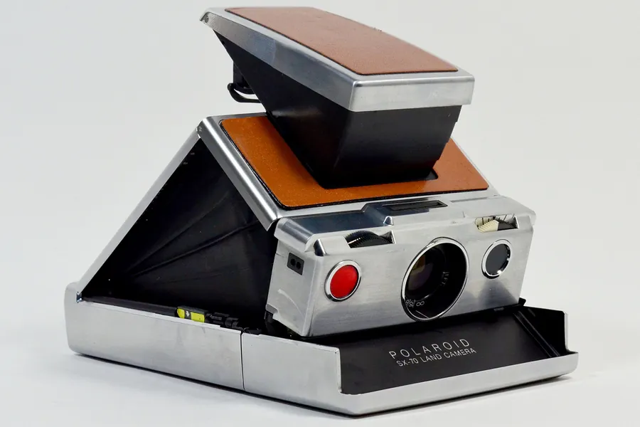 POLAROID SX 70 ORIGINAL BROWN LEATHER SLR CAMERA , NEAR MINT CONDITION.