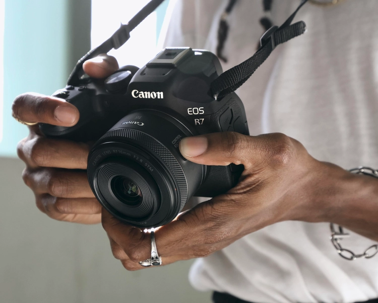 EOS R7 Mirrorless Camera with RF-S 18-150mm f/3.5-6.3 IS STM Lens