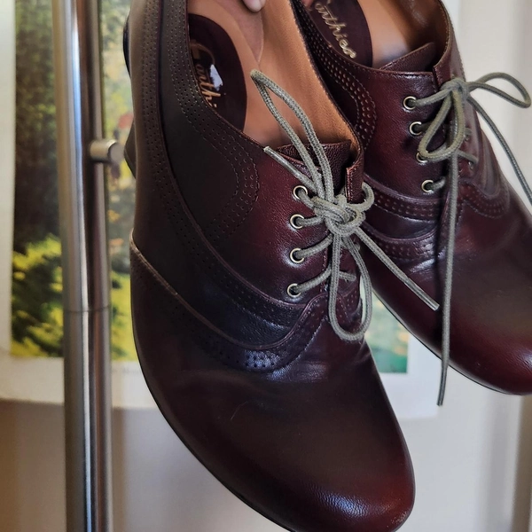 Genuine Vintage Burgundy leather oxford lace-up...