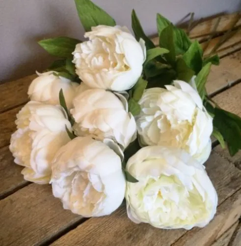 Boquete of white peonies