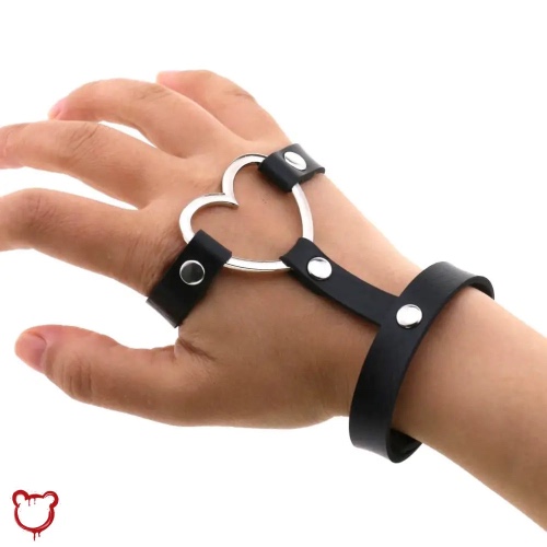 Gothic Leather Bracelet: Heart's Embrace - Black / One Size: 21cm