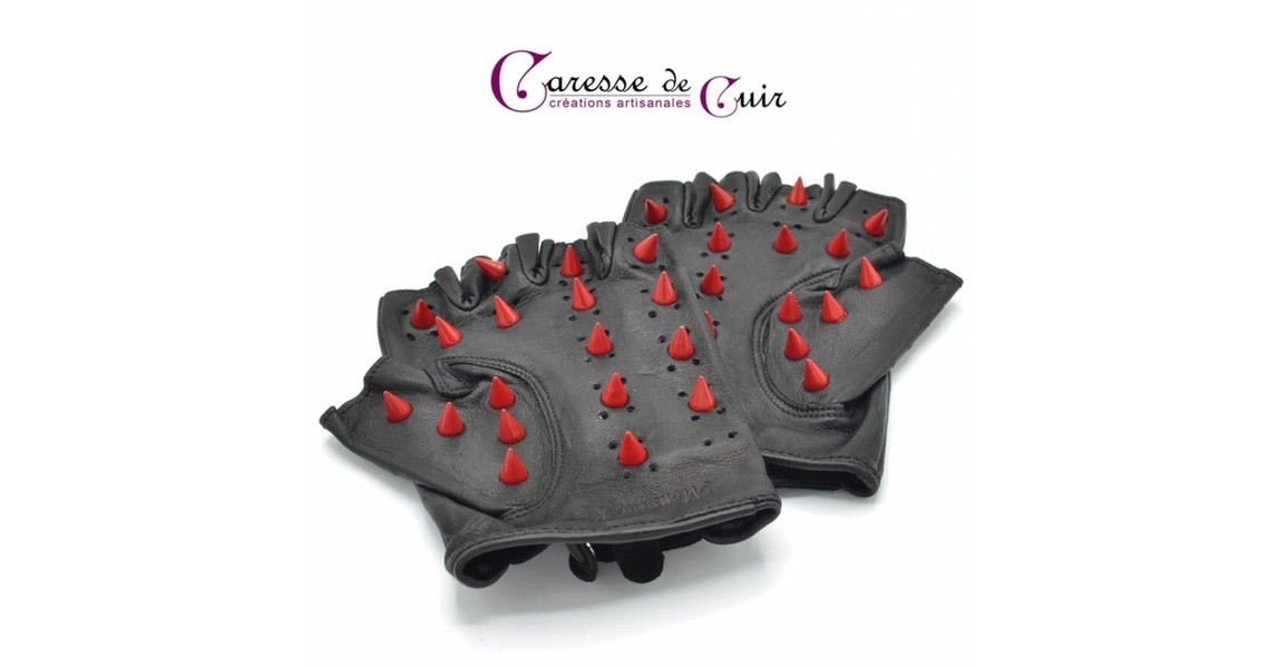 Paire de mitaines cloutées noires by Monsieur K.
