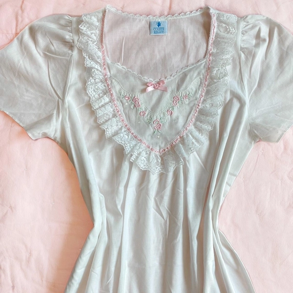 White and pink vintage embroidered nightgown
Size:...