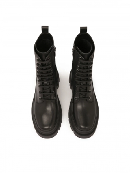 Czarne trzewiki w militarnym stylu