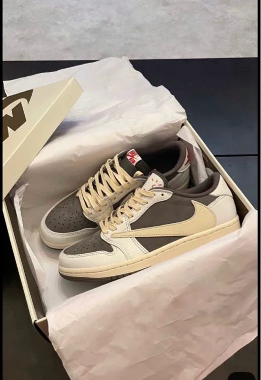 Trainers / Slides / Boots 