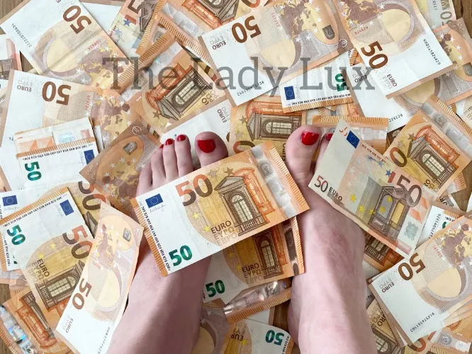 Send The Lady Lux a tip (100)