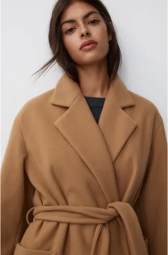 Hosszú, nemez textúrájú kabát övvel S-es