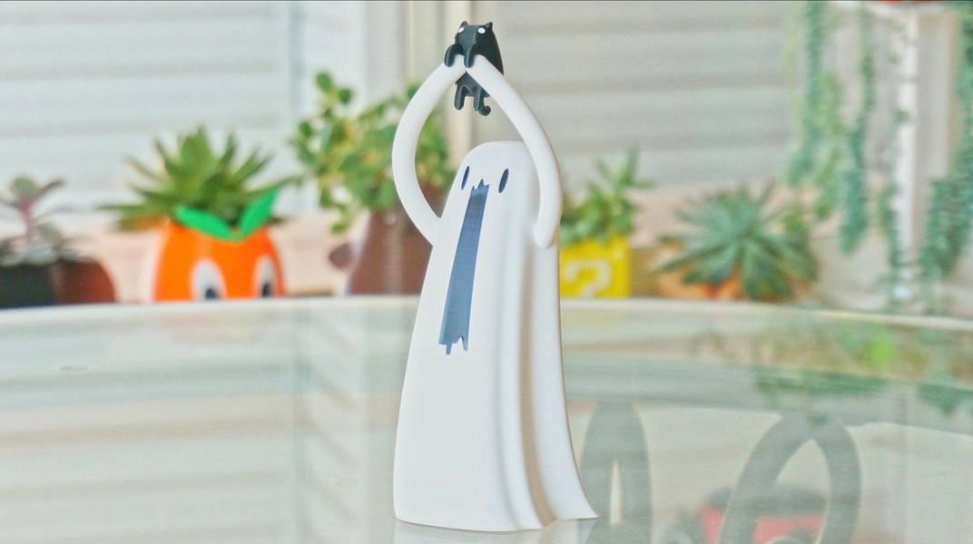 Ghost Holding a Kitty Lamp, BEHOLD! Halloween Figurine LED Nightlight Decoration, Remote Cute October Desk Figure, Spooky Trick-or-Treating