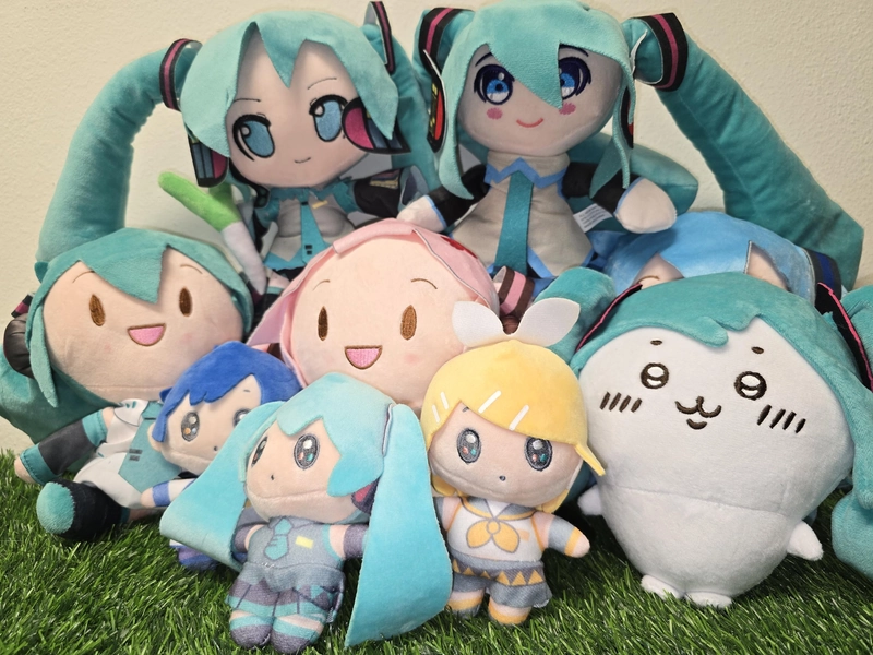 CUTE HATSUNE MIKU Plush Doll + Free Crochet Pokeball Keychain & Stickers!!
