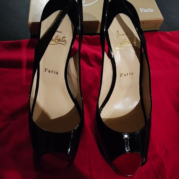 Christian Louboutin
Size 39.5
Black patent leather...