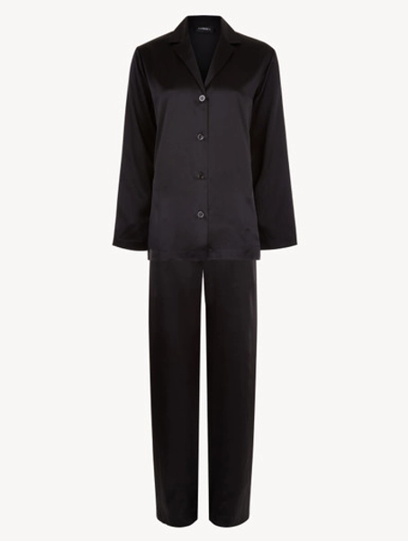 Un pyjama en soie doux sur la peau