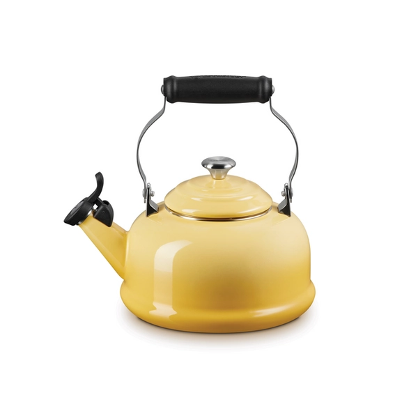 Classic Whistling Kettle in Red